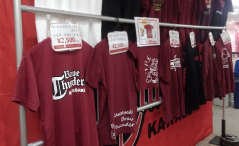 Tシャツを着てアリーナをRED HOTに！