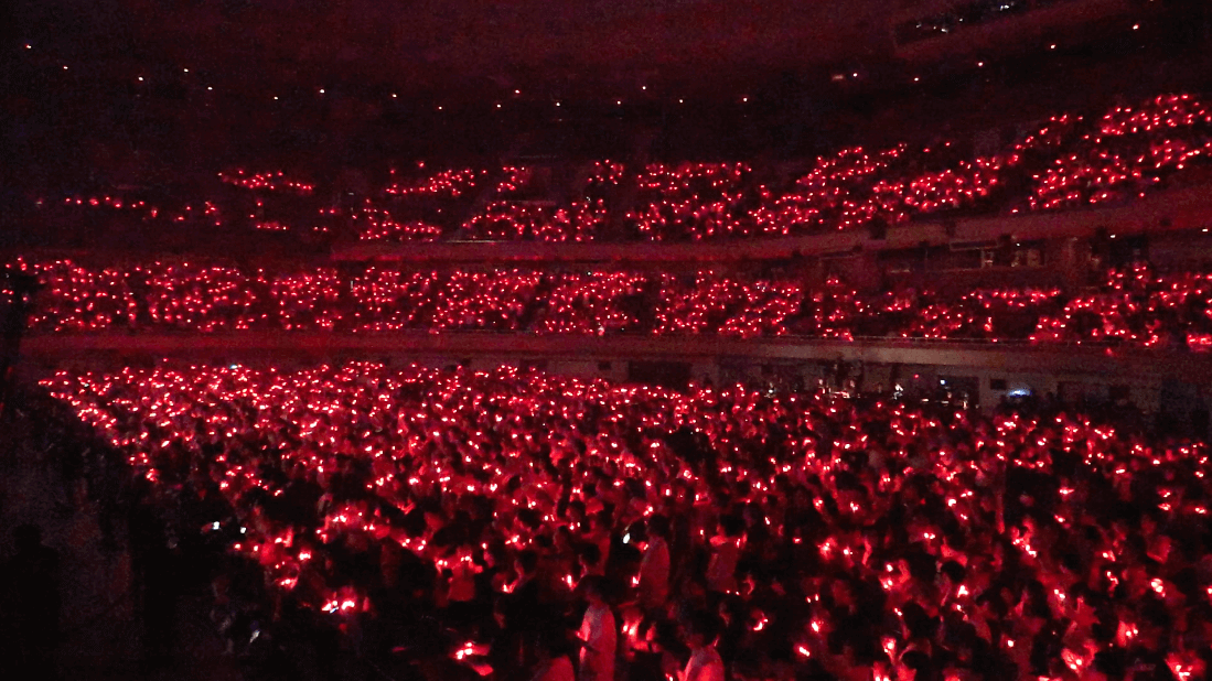 光の演出でアリーナをRED HOTに！